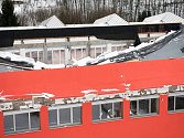 Pouhé dva týdny po kolaudaci se na nové sportovní hale v České Třebové zřítila střecha.