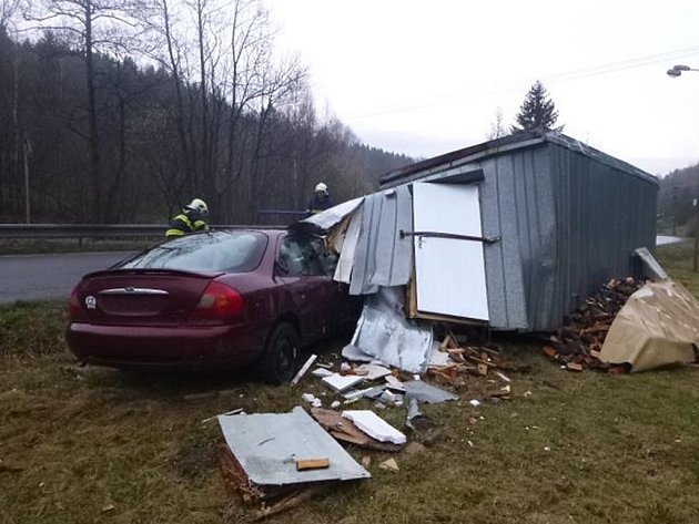 Osobní auto zbořilo v Dolní Moravě unimo buňku.