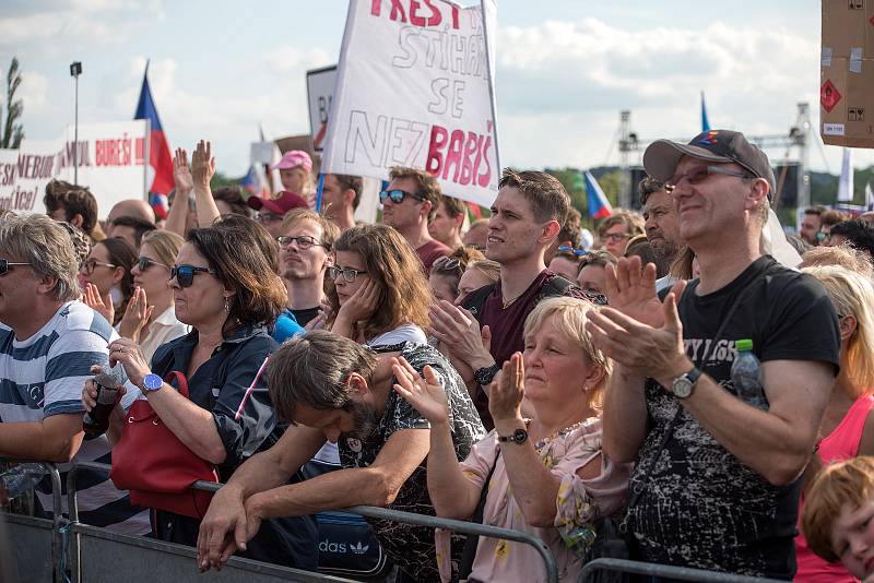 Na největší demonstraci od roku 1989 v Praze na Letné se sešly stovky tisíc lidí.