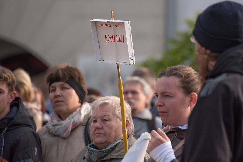 Nejsme slepí. S tímto mottem se na Starém náměstí v České Třebové sešlo okolo stovky lidí lidí na demonstraci za nezávislost justice.