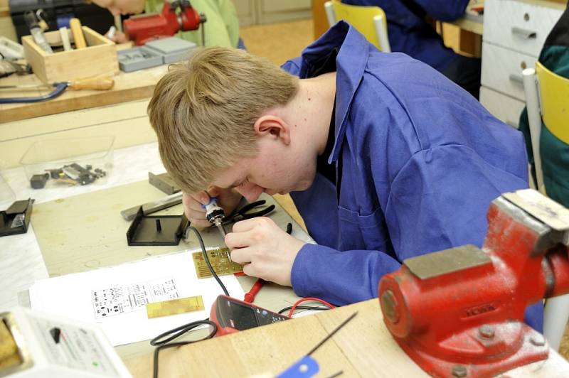 Ze soutěže budoucích elektrikářů a elektroniků v České Třebové.