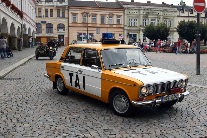 Řadu zastávek měla v sobotu kolona vojenské historické techniky, která křižovala okresem Ústí nad Orlicí.