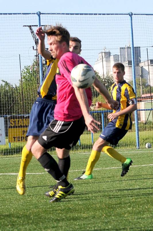 Třebovští fotbalisté (ve fialovém) porazili svitavskou rezervu 3:1.