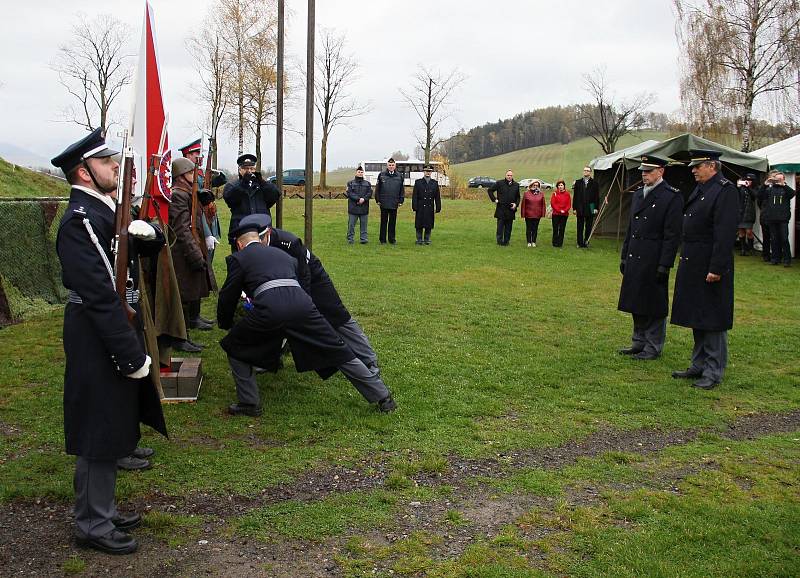 Oslava založení čs. státu a udělení ocenění u srubu K-S 14 U Cihelny v Králíkách.