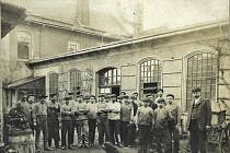 Část zaměstnanců před továrnou Josefa Kudláčka, 1. světová válka