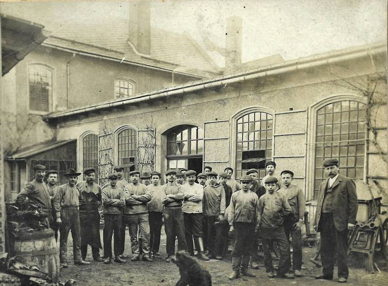 Část zaměstnanců před továrnou Josefa Kudláčka, 1. světová válka