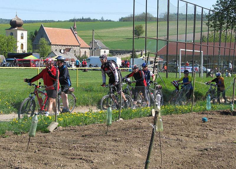 Pochod a cyklojízda Přes tři hrady hlásí účastnický rekord.