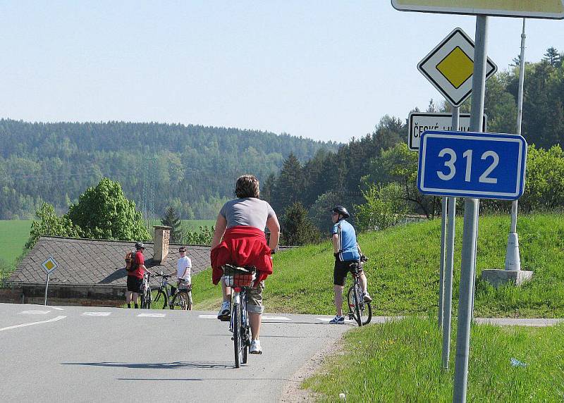 Pochod a cyklojízda Přes tři hrady hlásí účastnický rekord.