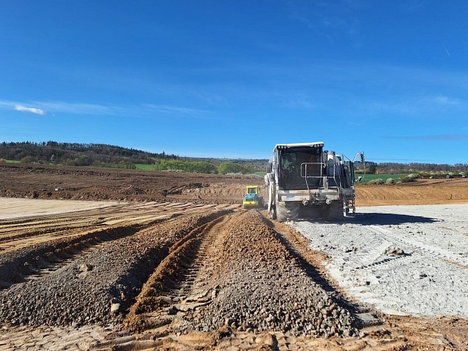 Stavba dálnice D35 v úseku Vysoké Mýto - Džbánov, duben 2024