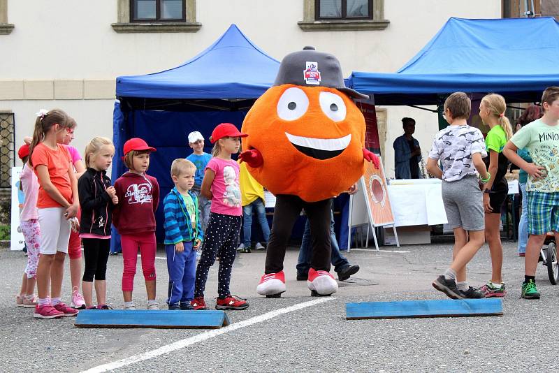 Druhý zářijový čtvrtek v Letohradě tradičně patří sportovně-charitativní akci Běháme pro… Letos se pomáhalo projektu Domácího hospice Alfa – Omega Charity Ústí nad Orlicí.