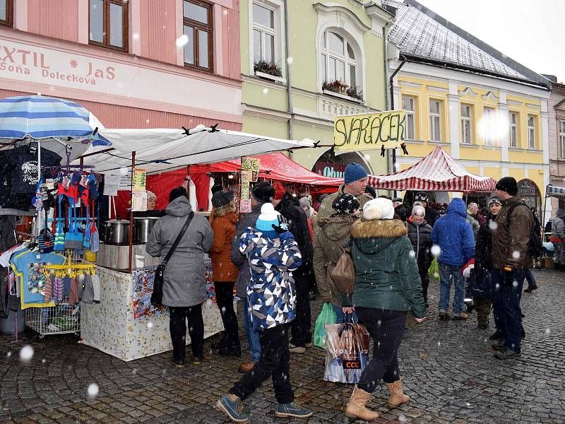 Adventní trhy se konaly na mnoha místech. V Letohradu jim patřila polovina náměstí, nechybělo oblečení, čepice, ponožky, ale i uzeniny a teplý čaj, grog či svařák. V Žamberku se trhy nastěhovaly do pasáže Panského domu. Nechybí tu ani kulturní program.