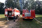 Kvůli doplňování cisteren ochlazujících zásobníky zřídili dobrovolní hasiči v Černé u Bohdanče přečerpávací stanoviště.