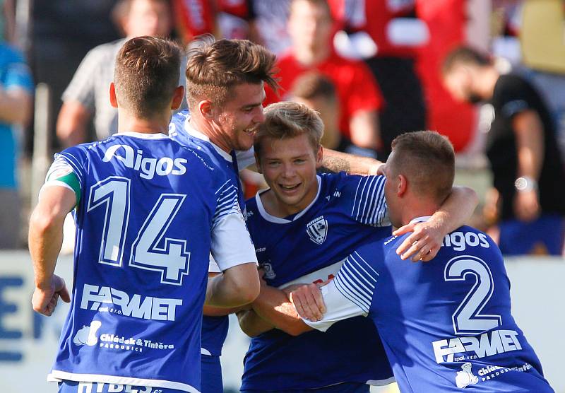 Utkání Fotbalové národní ligy mezi MFK Chrudim (v červeném) a FK Pardubice (v modrém) na fotbalovém stadionu v Chrudimi.