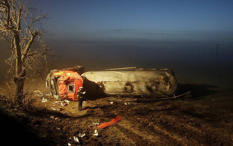 1. dubna 2010. Podnapilý 46 letý polský řidič se za přeloučským mostem zřítil s kamionem ze svahu. Nehodu nepřežil.