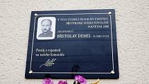 Pamětní deska připomíná tragédii, při které zahynul strojvůdce Břetislav Demel