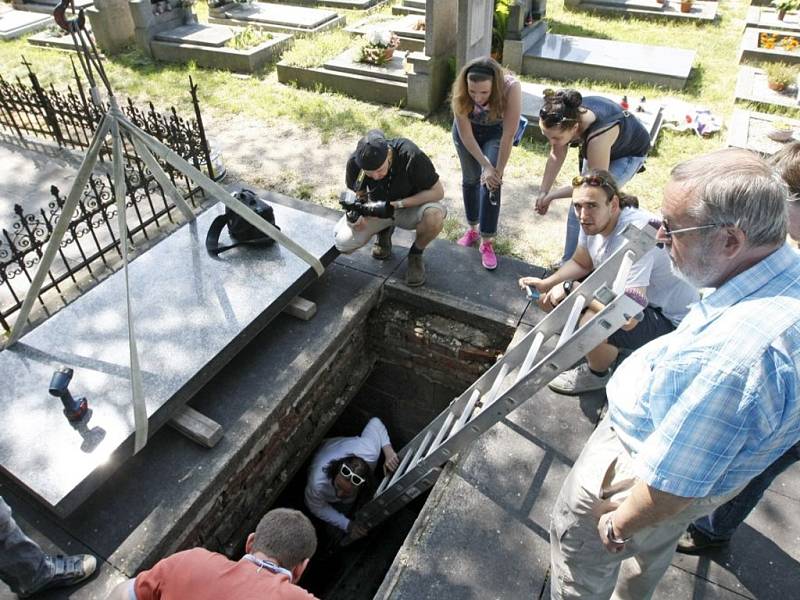 Otevření hrobky Jana Pernera na pardubickém hřbitově