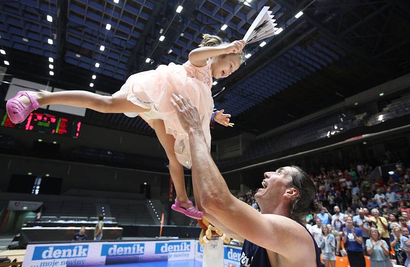 Poslední souboj basketbalových legend Jiřího Welsche a Luboše Bartoně v pardudubické ČSOB pojišťovna ARENĚ.