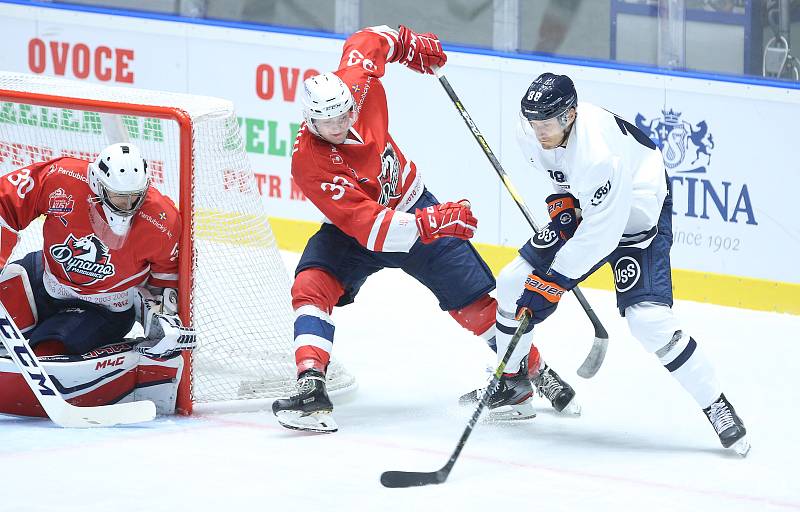 Hokejové utkání Memoriálu Zbyňka Kuséhp mezi HC Dynamo Pardubice (v červeném) a HC Košice (v bílomodrém) v pardubické ČSOB pojišťovna ARENĚ.