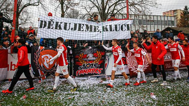 Utkání Fobalové národní ligy mezi FK Pardubice (ve červenobílém) a FC Zbrojovka Brno (v černožlutém) na hřišti pod Vinicí v Pardubicích.