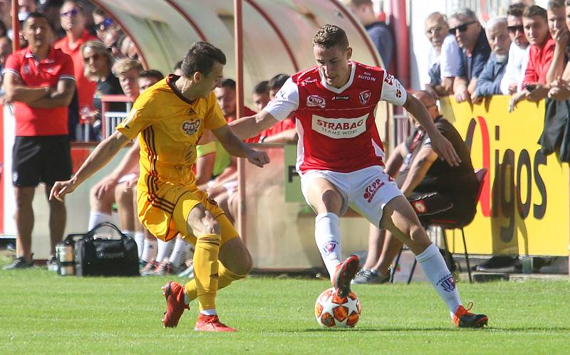 Utkání Fobalové národní ligy mezi FK Pardubice (ve červenobílém) a FK Dukla Praha ( ve žlutém ) na hřišti pod Vinicí v Pardubicích.