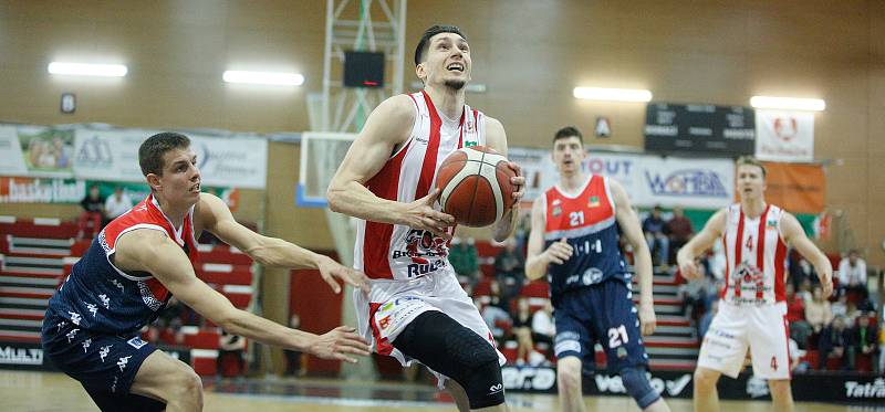 Basketbalové utkání play off Kooperativa NBL mezi BK JIP Pardubice (v bíločerném) a Basket Brno v pardubické hale na Dašické.