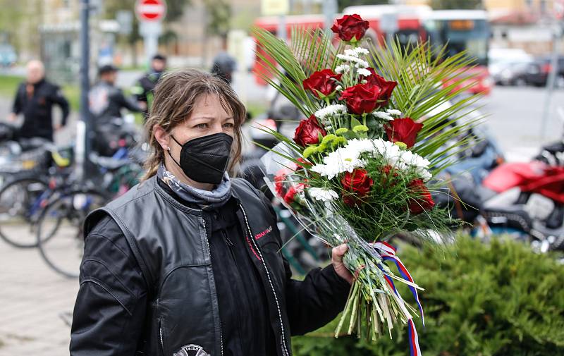 Čeští sympatizanti kontroverzního ruského motorkářského klubu Noční vlci uctili památku sovětských vojáků padlých za druhé světové války a zároveň i padlých tureckých vojáků z první světové války na hlavním hřbitově v Pardubicích.