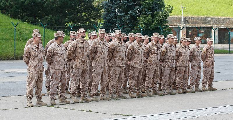 Slavnostní nástup vojáků 20. úkolové uskupení Armády ČR, kteří se vrátili z Afghánistánu, na letišti v Pardubicích.