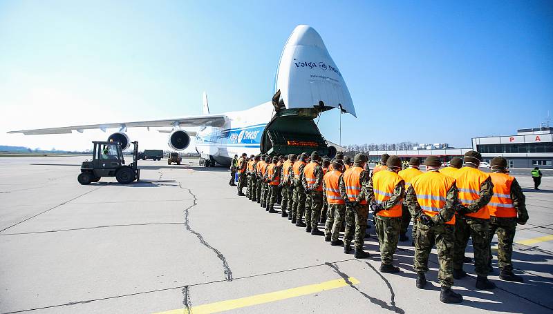 Na pardubickém letišti 1.4. přistál čtvrtý nákladní speciál Antonov An-124-100M Ruslan s dalším nákladem  zdravotnického materiálu a ochranných prostředků.