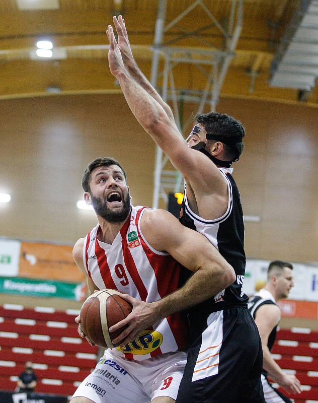 Kooperativa NBL: BK JIP Pardubice - Královští sokoli Hradec Králové.