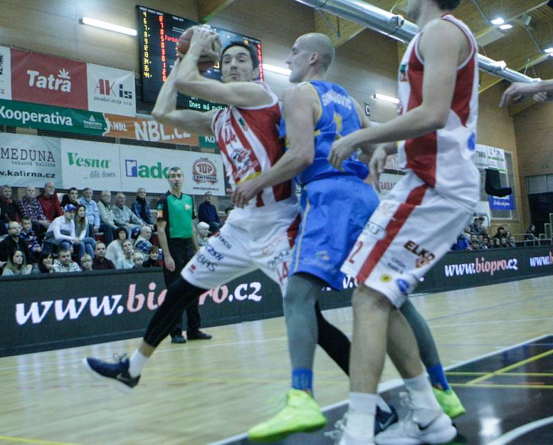 Basketbalové utkání Kooperativy NBL mezi BK JIP Pardubice (v bíločerném) a Basket Fio banka Jindřichův Hradec (v modrém) v pardubické hale na Dašické.