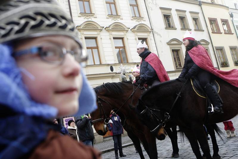 Slavnostní zahájení Tříkrálové sbírky na Pernštýnském náměstí v Pardubicích.