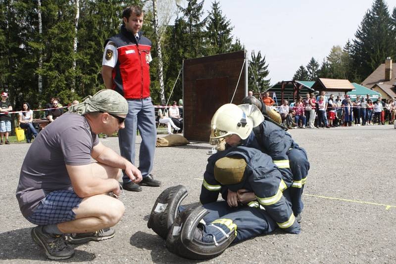 Figurína váží 80 kilo. To je víc než já ve výstroji, přesto to nějakých 15 metrů jde celkem dobře...