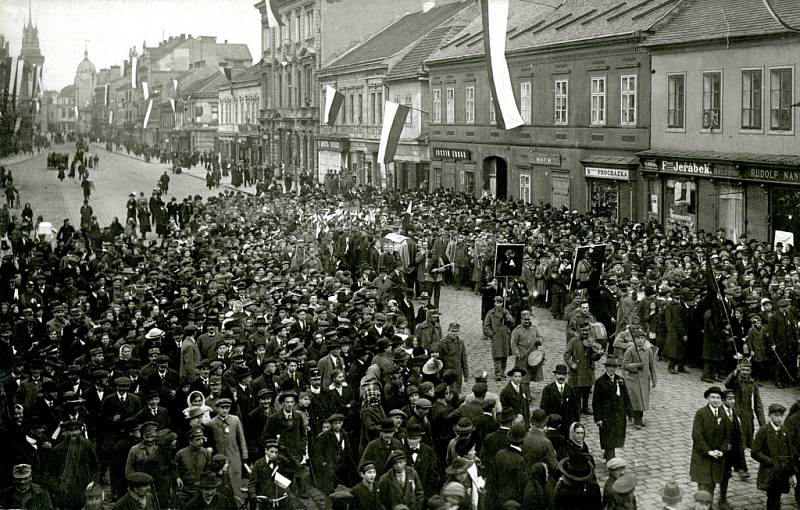 Pohřeb Rakouska - Uherska kráčející po nynější třídě Míru.