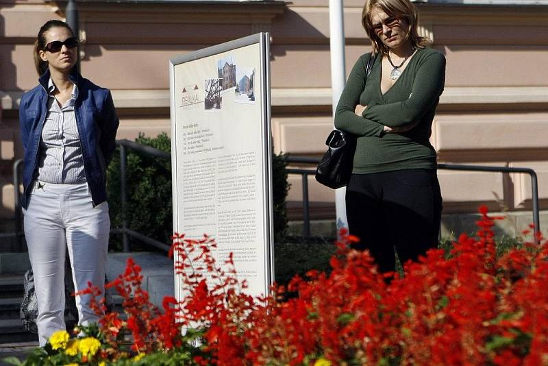 Na Komenského náměstí odhalili výstavu k pardubické Reálce