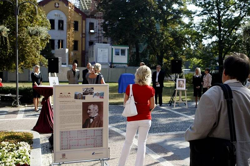 Na Komenského náměstí odhalili výstavu k pardubické Reálce