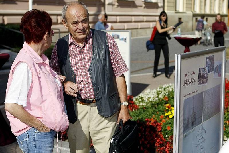 Na Komenského náměstí odhalili výstavu k pardubické Reálce