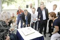 Česká abilimpijská asociace ve středu oslavila první narozeniny svého nového sídla v pardubické Sladkovského ulici - Integrační centrum sociálních aktivit známé veřejnosti jako Kosatec včera přivítalo celou řadu vzácných hostů.