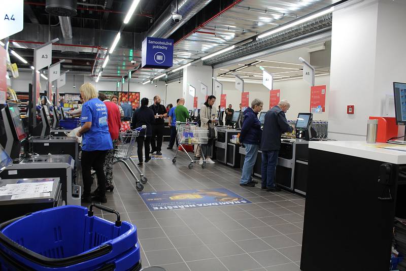 Tesco v Pardubicích bylo ve čtvrtek 15. září po rekonstrukci otevřeno.