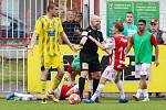 Utkání Fobalové národní ligy mezi FK Pardubice (ve červenobílém) a FK Varnsdorf (ve žlutém) na hřišti pod Vinicí v Pardubicích.