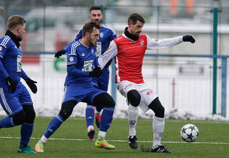 Přípravné utkání Fortuna národní ligy mezi FK Pardubice (v červenobílém) a FK Mladá Boleslav U21  (v modrém) na hřišti v Ohrazenicích v Pardubicích