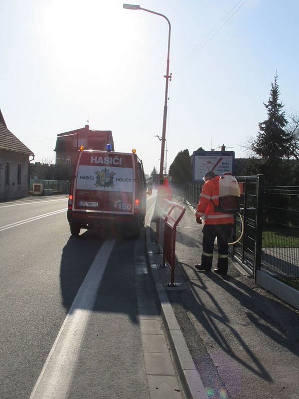 Zastávky dezinfikují i hasiči v Holicích.