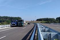 Na D35 na mimoúrovňové křižovatce Časy probíhají v úterý a ve středu zatěžovací zkoušky dálničních mostů nad kruhovým objezdem.