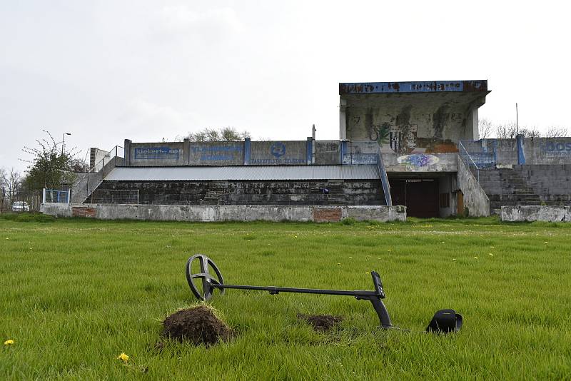 Letní stadion v Pardubicích ještě před zahájením rekonstrukce obsadili archeologové. Nalezené předměty vyprávějí příběhy spojené s koncem druhé světové války v Pardubicích.