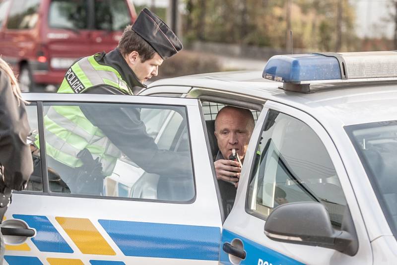 Nehoda Jana Vanáče. Automobil poslal přes dětské hřiště do rodinného domu a utekl. Po nehodě nadýchal 3,35 promile alkoholu.