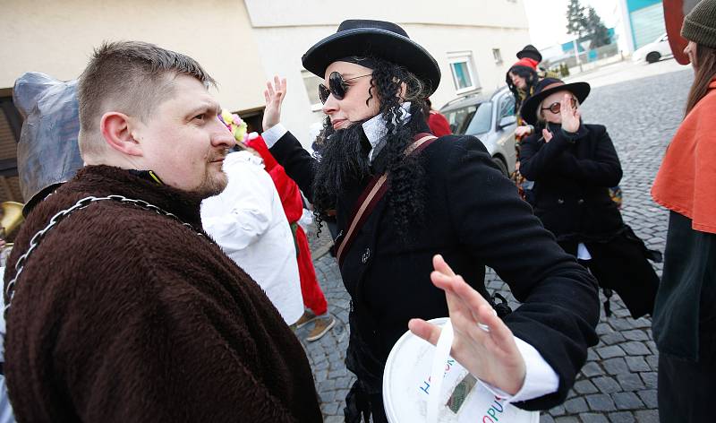 Tradiční masopust ovládl Holice. Průvod poprvé zamířil také do městské části Roveňsko.