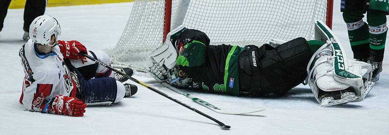 Extraligový hokejový duel mezi HC Dynamo Pardubice (v bílém) a HC Energie Karlovy Vary.