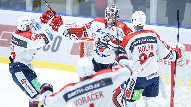 Hokejové utkání Tipsport extraligy v ledním hokeji mezi HC Dynamo Pardubice (v bíločerveném) a HC Sparta Praha (v červeném) v pardudubické enterie areně.