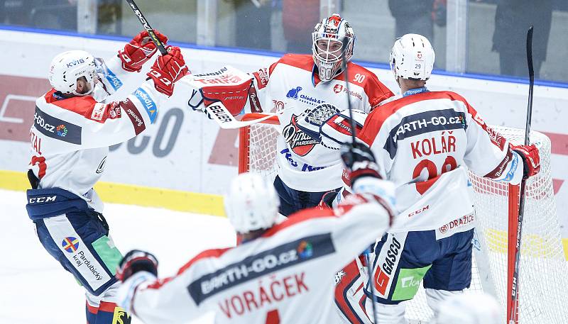 Hokejové utkání Tipsport extraligy v ledním hokeji mezi HC Dynamo Pardubice (v bíločerveném) a HC Sparta Praha (v červeném) v pardudubické enterie areně.