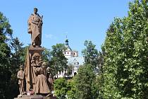 Sousoší od akademického sochaře Josefa Malejovského, ztvárňující rudoarmějce obklopeného dětmi, bylo na náměstí Republiky odhaleno v roce 1957.