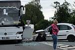 Nehoda autobusu a osobního auta u Ostřetína